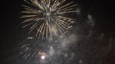 Gece gökyüzünde havai fişekler