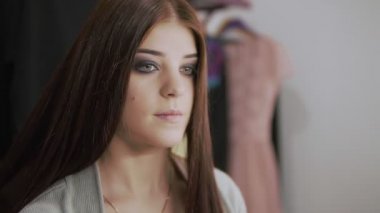 Saç stilisti güzellik stüdyosu genç kadının profesyonel saç modeli yapar. Saç düzleştirme.