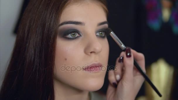 Použití očních stínů makeup na modely očí vizážistka. Zblízka pohled. Kouřové oči. — Stock video