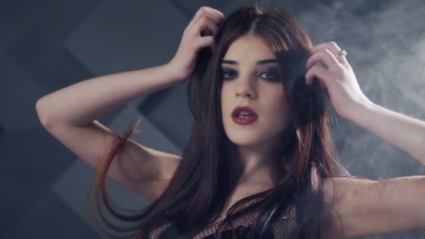Moda tiro de jovem mulher sexy em lingerie em névoa — Vídeo de Stock