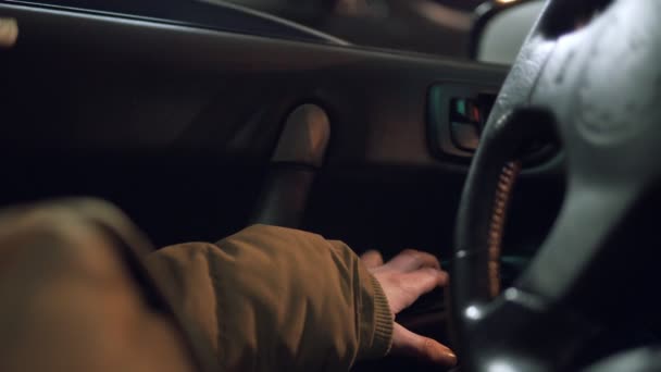 Mano de hombre presionando un botón para cerrar la ventana de un coche . — Vídeo de stock