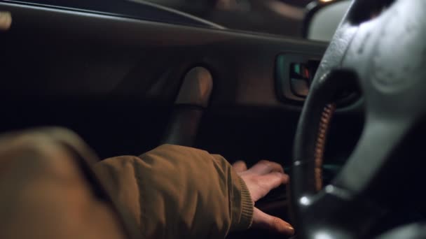 Mano de hombre presionando un botón para cerrar la ventana de un coche . — Vídeos de Stock