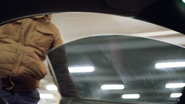Ο άνθρωπος gerring στο αυτοκίνητο. Σκοποβολή στο σαλόνι αυτοκινήτου — Αρχείο Βίντεο