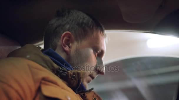 Un hombre saliendo del coche y vistiendo la puerta. Primer plano plano de perfil — Vídeo de stock