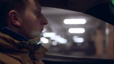 Genç adam sürüş araba. İçeriden görüntülemek.