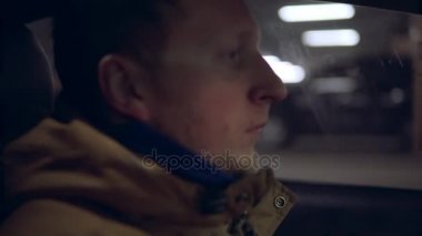 Genç adam sürüş araba. İçeriden görüntülemek.
