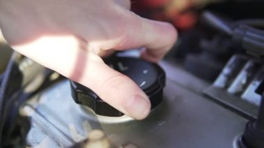 Adam el araba yağ seviye kontrol