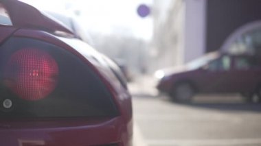 Kırmızı araba yolda geçmeye başladılar. Portre geri görüntülemek Far