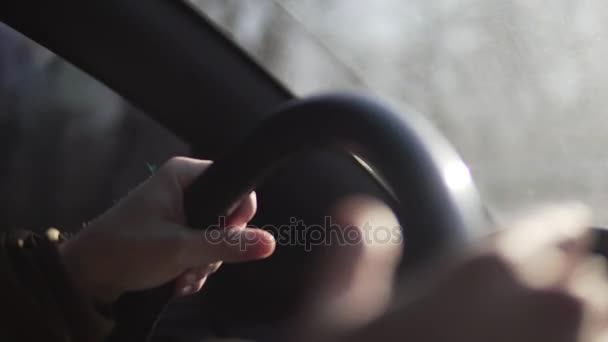 Manos de un hombre conduciendo un coche en 4k — Vídeos de Stock