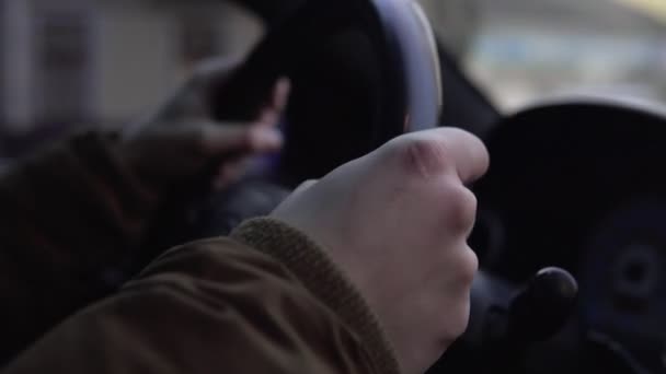 Manos de un hombre conduciendo un coche en 4k — Vídeo de stock