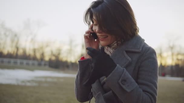 Mujer de negocios caminando y hablando por teléfono — Vídeos de Stock