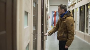 Donanım mağaza chosing bir kapı kilit kontrol erkekte