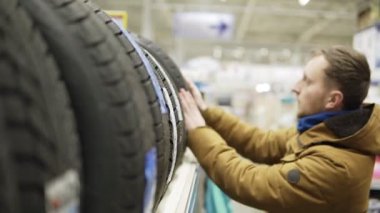 Adam chosing yeni lastik dükkanı