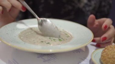 Çorba kaşığı ile soğutma yakın çekim. Kişi el sıcak çorba karıştırma kaşık ile.