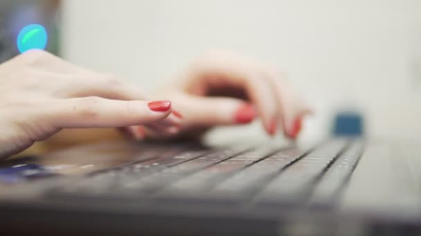 女人的手在电脑上打字。特写视图 — 图库视频影像
