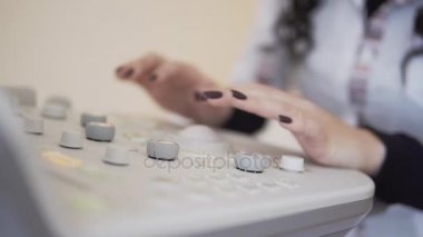 Ultrason cihazı klavye, elleri tanınmaz doktor ültrasyon cihazları ile çalışma.