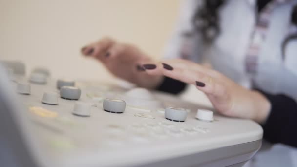 Ultraljud enheten tangentbord, händerna på oigenkännlig läkare arbetar med ultraljud utrustning. — Stockvideo