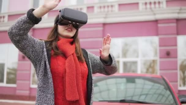 Γυναίκα χρησιμοποιεί ένα γυαλιά εικονικής πραγματικότητας στο δρόμο — Αρχείο Βίντεο
