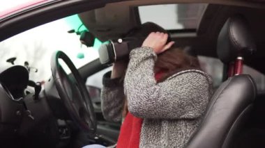 Çekici kız arabada sanal gerçeklik bardaklarda.