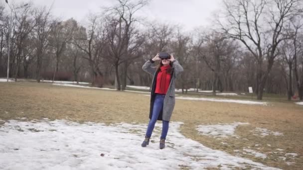 Vrouw maakt gebruik van een virtual reality-bril in de straat — Stockvideo