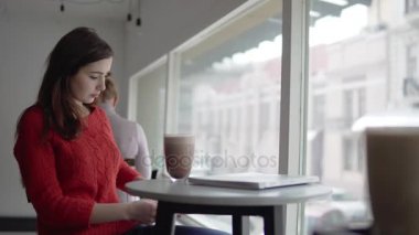 Gazete okuma, kafede kahve içme güzel kadın