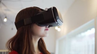 Onun cep telefonu Vr kulaklık café'de kullanan çok esmer kadın. Eylem uygun sanal gerçeklik gözlükleri. 4 k steadicam video