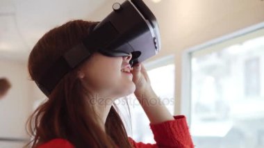 Onun cep telefonu Vr kulaklık café'de kullanan çok esmer kadın. Eylem uygun sanal gerçeklik gözlükleri. 4 k steadicam video