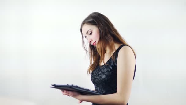 Belle femme utilisant une tablette isolée sur un fond blanc — Video
