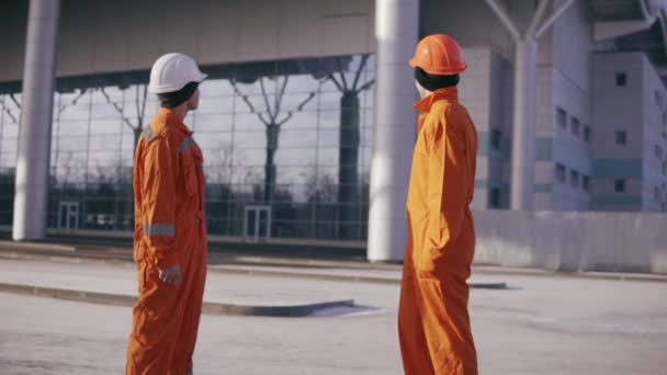 Trabajadores de la construcción mostrando pulgares hacia arriba. El constructor, maestro, trabajador mostrando pulgares hacia arriba . — Vídeo de stock