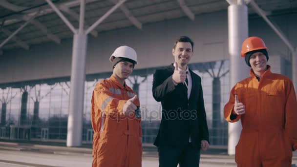 Stavební dělníci a jejich manažer ukazuje palec. Tvůrce, Mistře, pracovník ukazuje palec. — Stock video