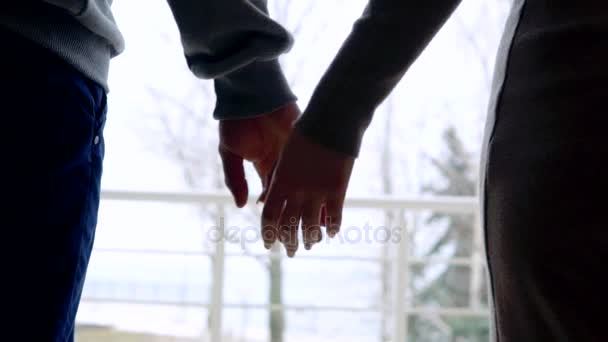 Close-up van twee liefhebbers toetreden handen. Detail silhouet van Man en vrouw hand in hand. Paar vertrouwen, liefde en geluk concept. — Stockvideo