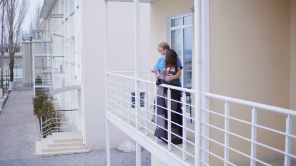 Jeune couple embrassant tout en se tenant sur le balcon — Video