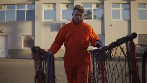 Trabajador portuario en uniforme naranja pisando el puente de la nave y subiendo a bordo de la nave — Vídeos de Stock