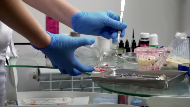 Trabalho de dentista, visão de perto de umas mãos e instrumentos dentais — Vídeo de Stock