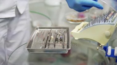 Dişçi aletleri aracı tablo tespit. Sağlıklı dişler