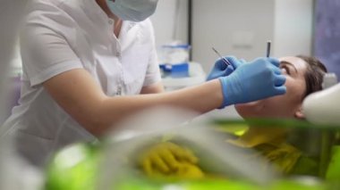 Ağız hijyeni ve diş bakımı: doktor diş hekimi diş Kliniği hastada ile çalışma. Sağlık kavramı.