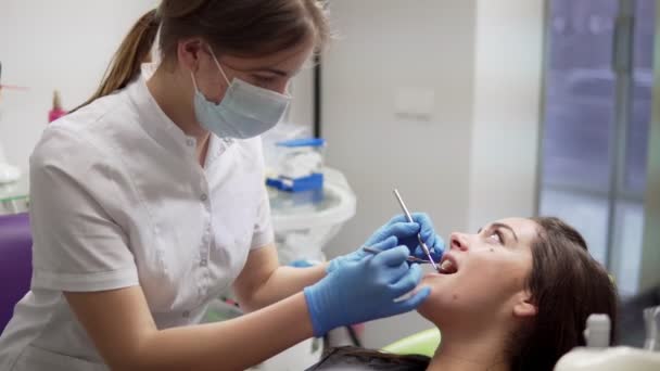 Higiene bucal y cuidado dental: Médico dentista que trabaja con paciente en clínica dental. Concepto sanitario . — Vídeos de Stock