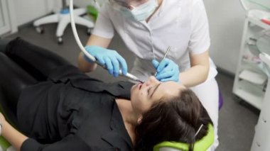 Eldiven ve maske hastalar diş Kliniği sondaj genç kadın diş hekimi