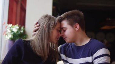 Mutlu genç çift bir samimi an, gülümseyen ve adam yavaşça zevk ortakları saçları vuruş