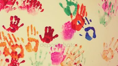 Renkli Childs'ın el izleri görünümünü closeup duvara boyalı. 4k vurdu