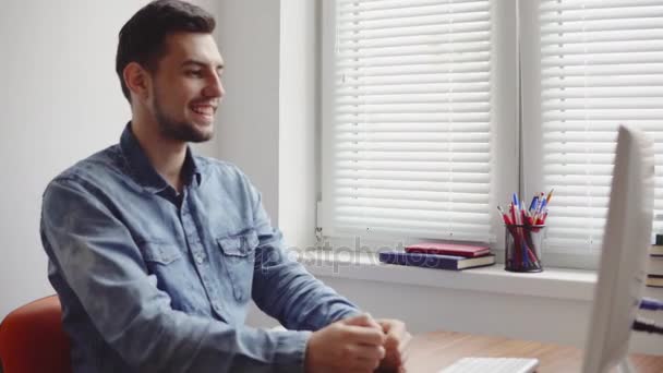 Emocionado gesto de oficinista en la oficina. El joven exitoso es feliz completando la tarea y obteniendo buenos resultados. Disparo en 4k — Vídeos de Stock