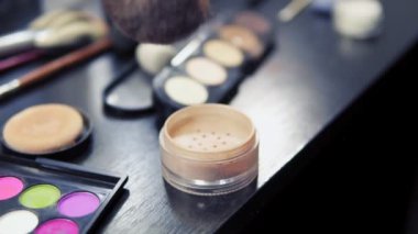 Profesyonel makyaj fırça seti ve kozmetik portre. Slowmotion atış