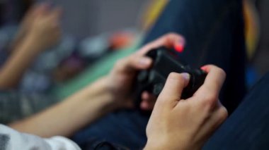 Kadının el bilgisayar oyunu evde oynamak portre görünümü. Çekim ve oyun kumandasını kullanarak kontrol etmek. Xbox ve Playstation. Kablosuz oyun kontrolcü. Slowmotion atış