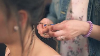 Kuaför Salonu genç bir kadın için dreads yapmak salonların el closeup görünümü. 4 k'dan fazla vurdu