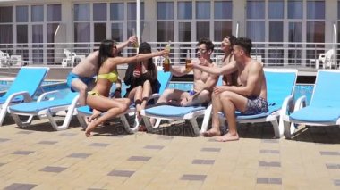 Gençlerin Grup kokteyl içme ve eğlenmek yüzme havuzunda güzel. Slowmotion atış