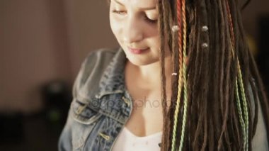 Kadın şık kuaför dreads Kuaför Salonu bir genç gülümseyen kadın yapıyor bir portre portre. Slowmotion atış.