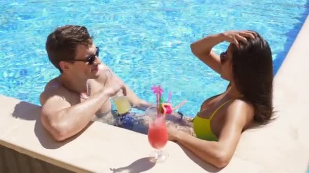 Casal jovem adulto flertando e conversando na piscina. Festa da piscina no Verão. Tiro em câmara lenta — Vídeo de Stock