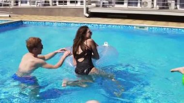 Havuz partisi üzerinde Powerboats yüzme çekici gençler. Güzel kadınlar ve erkekler havuz partisi. Slowmotion atış