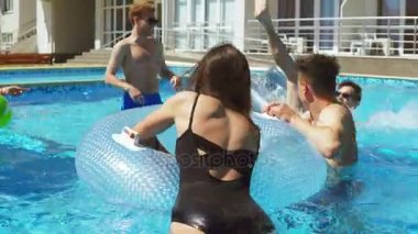 Havuz partisi üzerinde şişirilebilir tüp üzerinde yüzme çekici gençler. Güzel kadınlar ve erkekler havuz partisi. 4 k'dan fazla vurdu