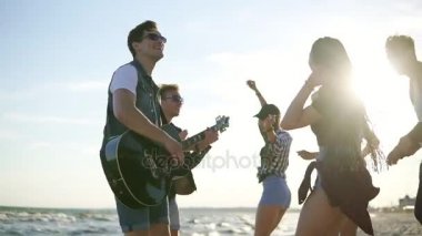 Yaz parti sahilde. Genç arkadaşlar kokteyller, içki cirkle, gitar, çalmak dans şarkıları söyleyerek ve sular, bir plajda alkışlar günbatımı sırasında kenar. Slowmotion atış